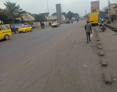 VENTE D'UNE PARCELLE AVEC MAISON À DÉMOLIR DANS LA COMMUNE DE NDJILI Q3 TRÈS BON ENDROIT NON LOIN DE MACADAM