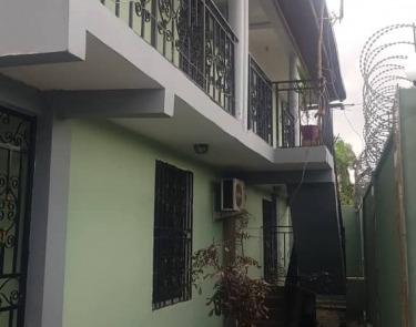 Vente parcelle contiennent plusieurs maisons à l'intérieur type locatif