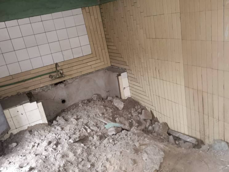 VENTE D'UNE PARCELLE AVEC MAISON À DÉMOLIR DANS LA COMMUNE DE NDJILI Q3 TRÈS BON ENDROIT NON LOIN DE MACADAM