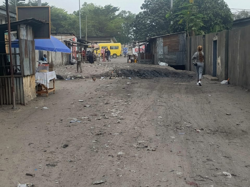 VENTE D'UNE PARCELLE AVEC MAISON À DÉMOLIR DANS LA COMMUNE DE NDJILI Q3 TRÈS BON ENDROIT NON LOIN DE MACADAM