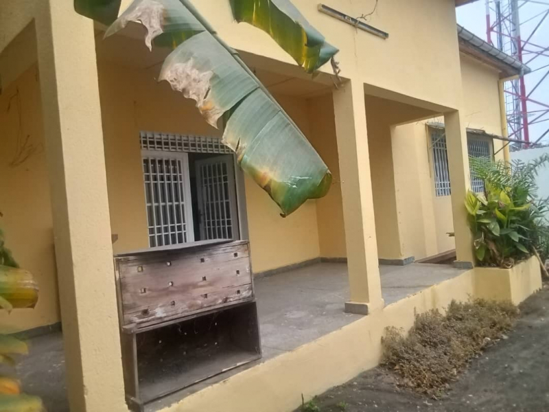 Parcelle à vendre Contiennent une grande maison à Limete 15 ème rué résidentiel motel fikin