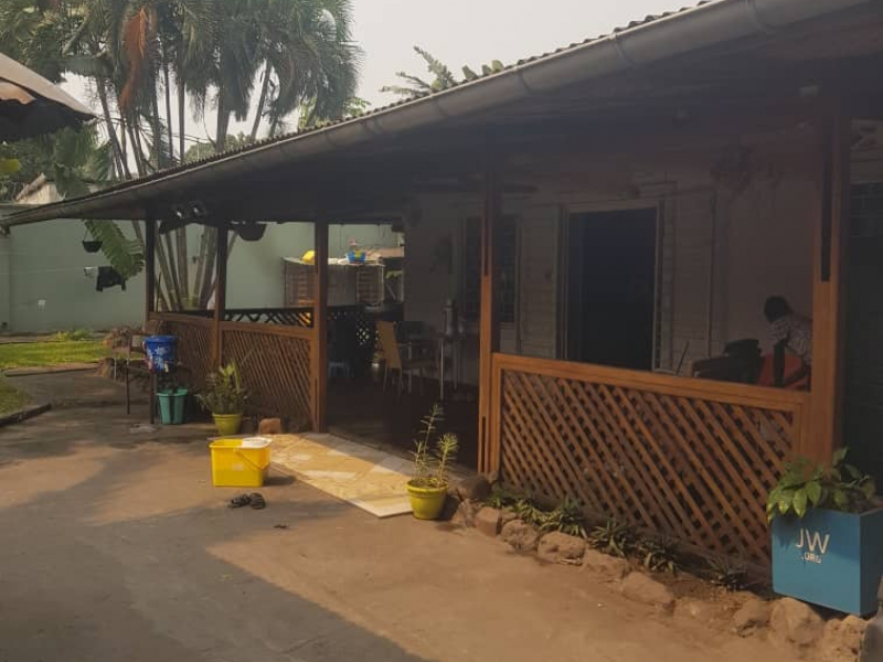 Vente parcelle contiennent plusieurs maisons à l'intérieur type locatif