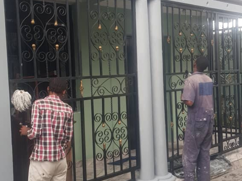 Vente parcelle contiennent plusieurs maisons à l'intérieur type locatif