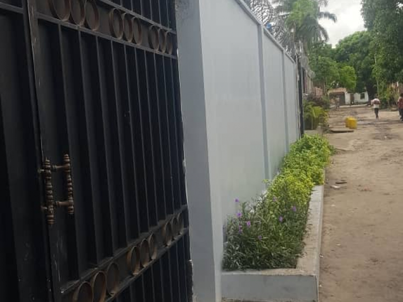 Vente parcelle contiennent plusieurs maisons à l'intérieur type locatif