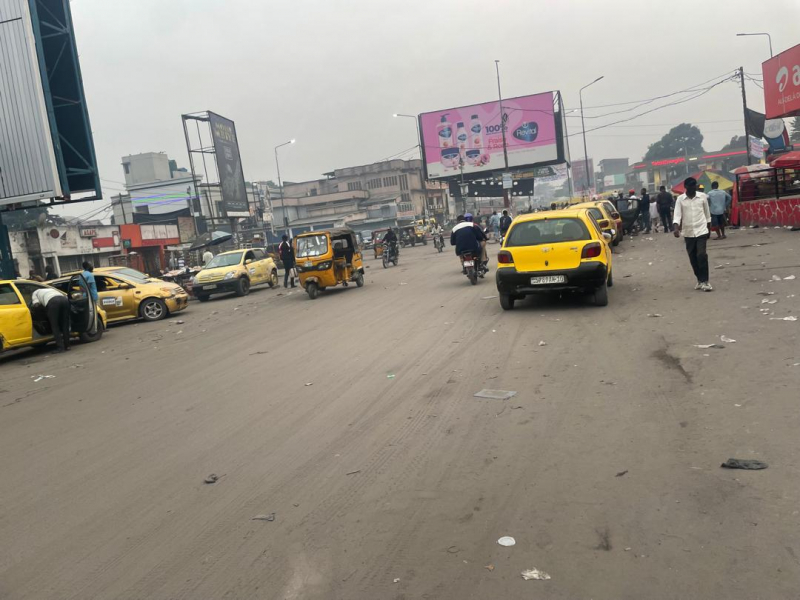 Vente d'une grande parcelle sur principale à LEMBA Super