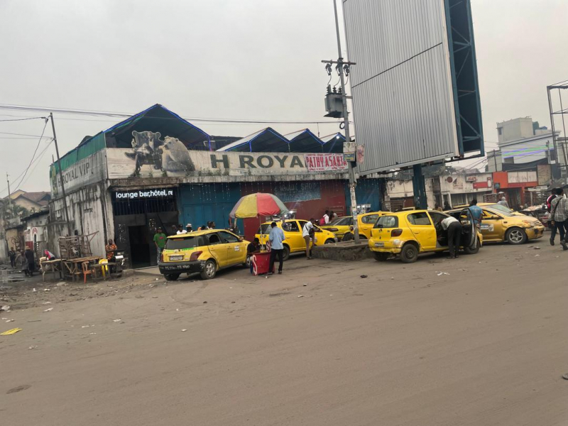 Vente d'une grande parcelle sur principale à LEMBA Super