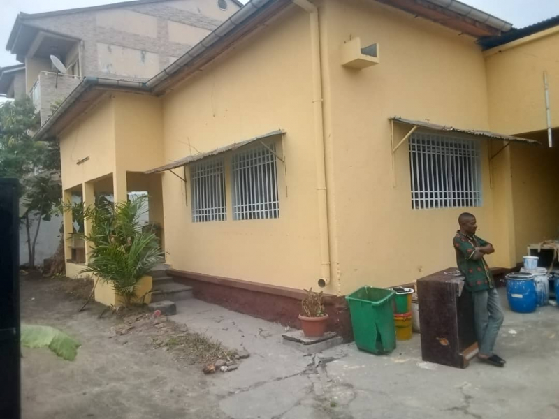 Parcelle à vendre Contiennent une grande maison à Limete 15 ème rué résidentiel motel fikin