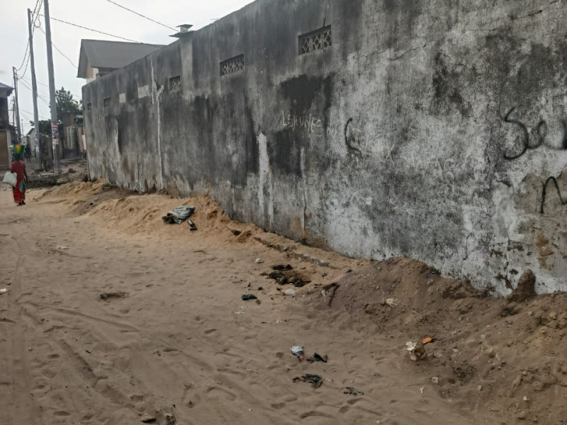 VENTE D'UNE PARCELLE AVEC MAISON À DÉMOLIR DANS LA COMMUNE DE NDJILI Q3 TRÈS BON ENDROIT NON LOIN DE MACADAM