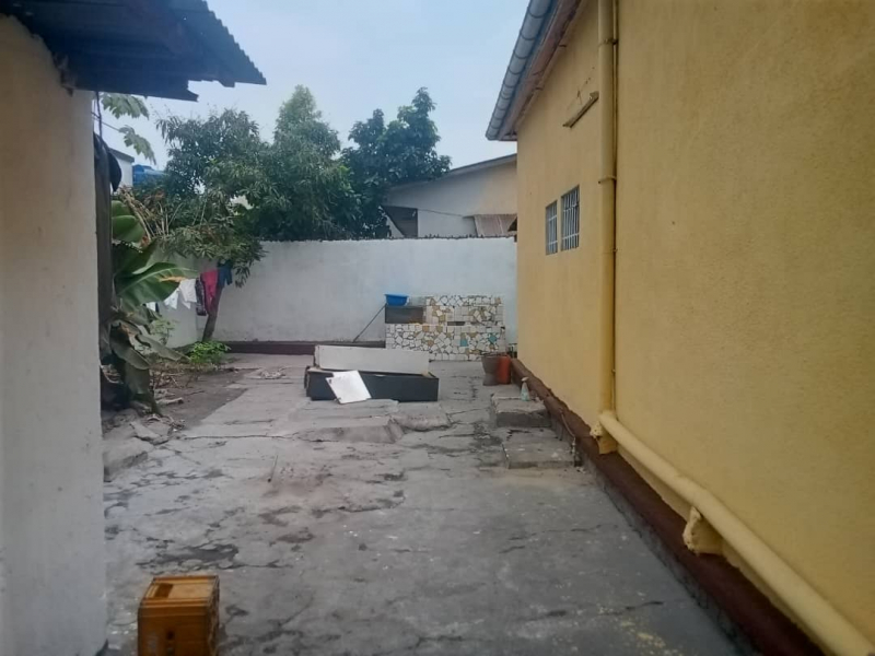 Parcelle à vendre Contiennent une grande maison à Limete 15 ème rué résidentiel motel fikin