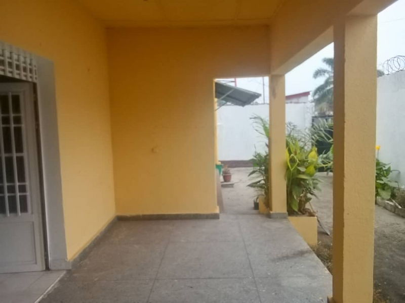 Parcelle à vendre Contiennent une grande maison à Limete 15 ème rué résidentiel motel fikin