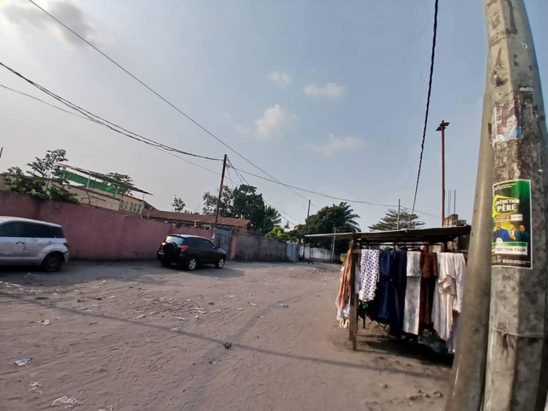 TERRAIN À VENDRE DANS LA COMMUNE DE LIMETE 1 ÈRE RUE INDUSTRIEL