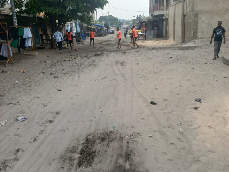 VENTE D'UNE PARCELLE AVEC MAISON À DÉMOLIR DANS LA COMMUNE DE NDJILI Q3 TRÈS BON ENDROIT NON LOIN DE MACADAM