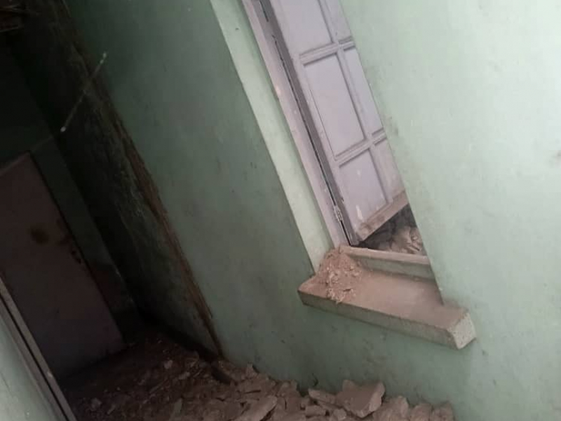 VENTE D'UNE PARCELLE AVEC MAISON À DÉMOLIR DANS LA COMMUNE DE NDJILI Q3 TRÈS BON ENDROIT NON LOIN DE MACADAM