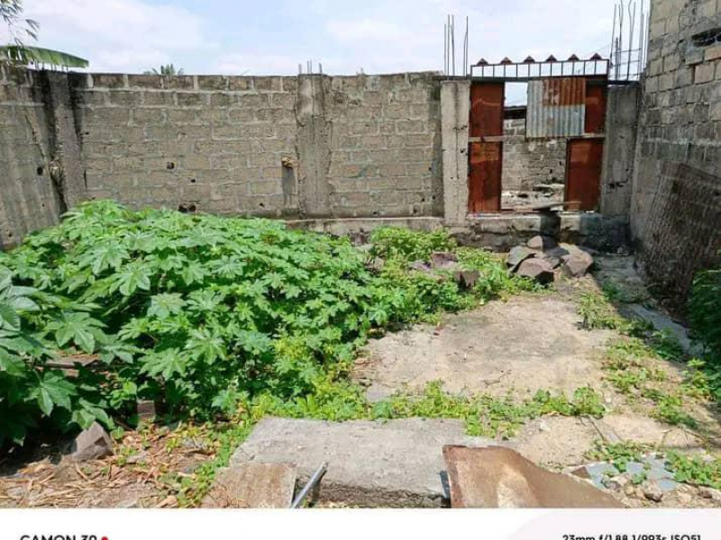 Terrain vide avec clôture mise en vente à LEMBA terminus